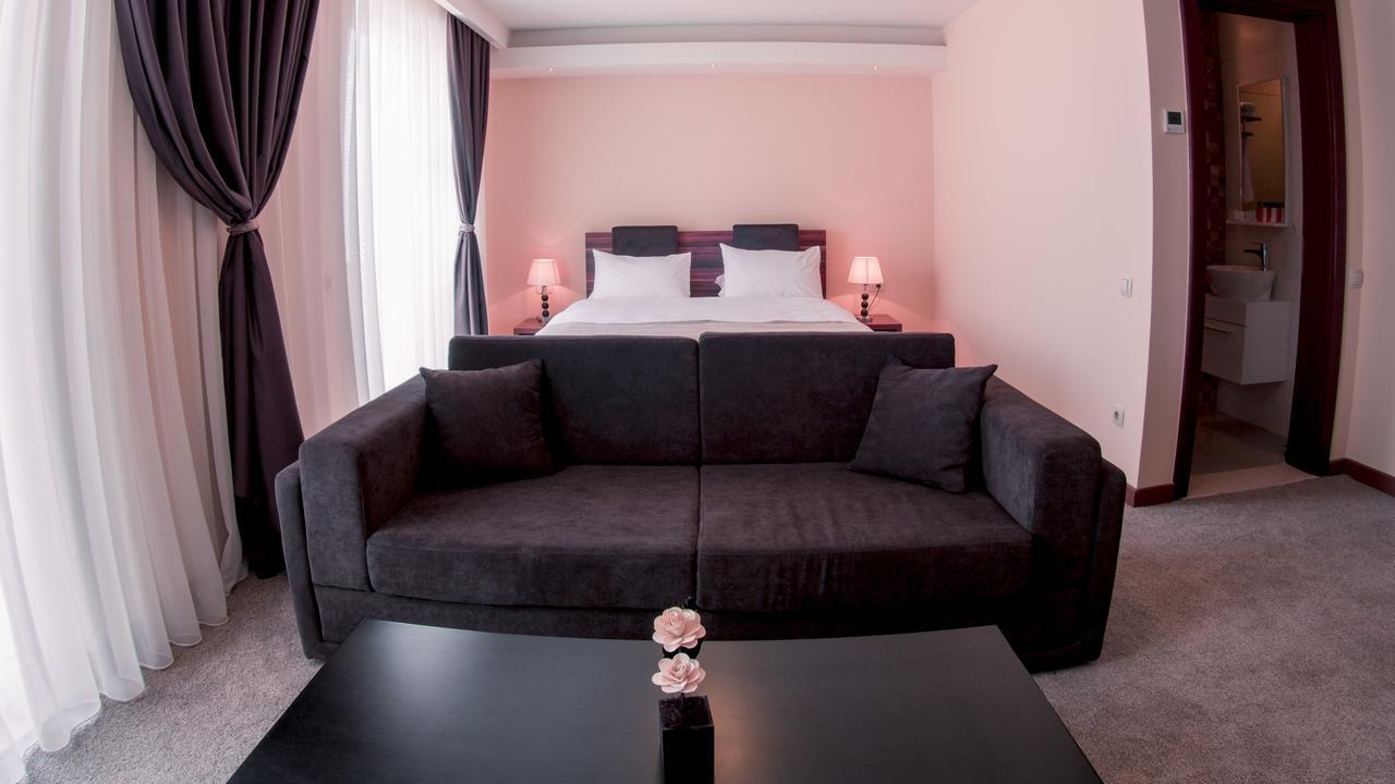 Semitronix Hotel Prishtina Pristina Exteriör bild